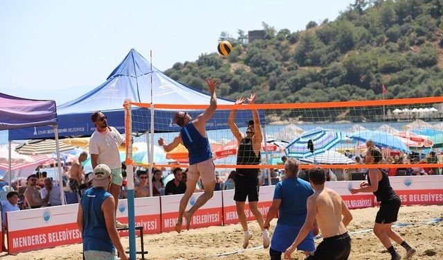 Menderes'te plaj voleybolu heyecanı yaşandı