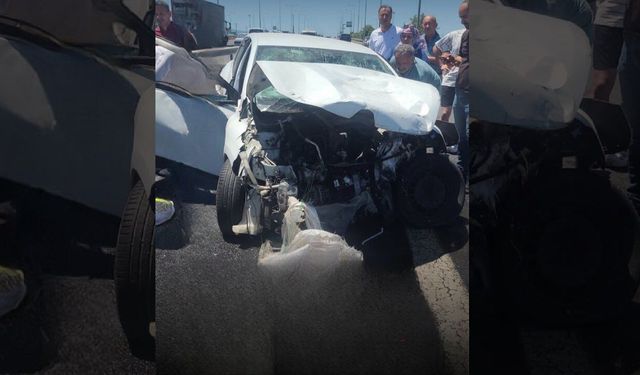 İzmir'de kontrolden çıkan otomobil bariyerlere çarptı, 1 kişi ağır yaralandı