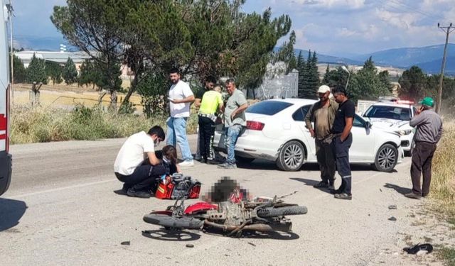 Otomobille çarpışan motosikletli hayatını kaybetti