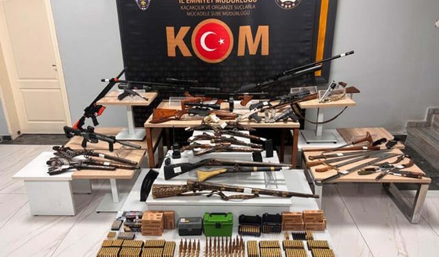 Şüphelinin evinde yok yok... Tabanca, tüfek, kılıç ve hançer ele geçirildi
