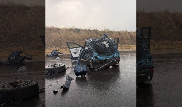 Tankere arkadan çarpan otomobildeki 2 kişi öldü, 2 kişi ağır yaralandı