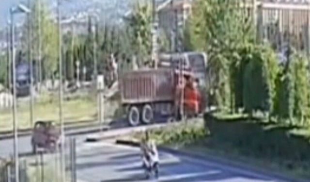 Tramvay ile kamyon çarpıştı, seferler durduruldu!