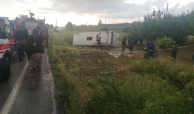 Tur minibüsü şarampole yuvarlandı: 4 ölü, 5'i ağır 26 yaralı