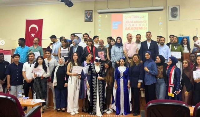 Uluslararası öğrenciler EÜ'de mezuniyet coşkusu yaşadı