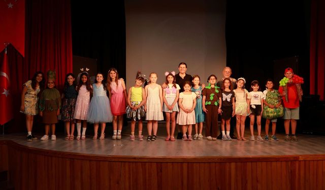 Foça Belediye Tiyatrosu öğrencileri sahnede alkış topladı
