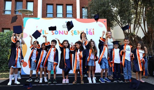 İEÜ Beyaz Köşk Anaokulu'nda mezuniyet heyecanı