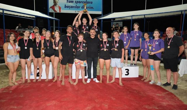 Dikili Belediyespor'a şampiyonluk kupası
