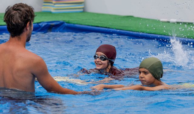 İzmir Büyükşehir Belediyesi'nin portatif havuzu çocuklarla buluştu