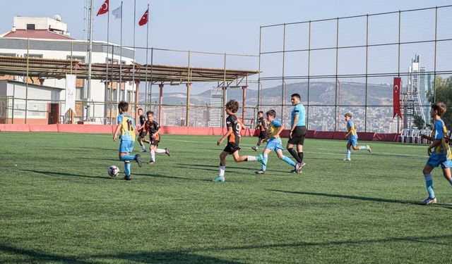 80 takım Bayraklı'da futbol şöleninde buluştu
