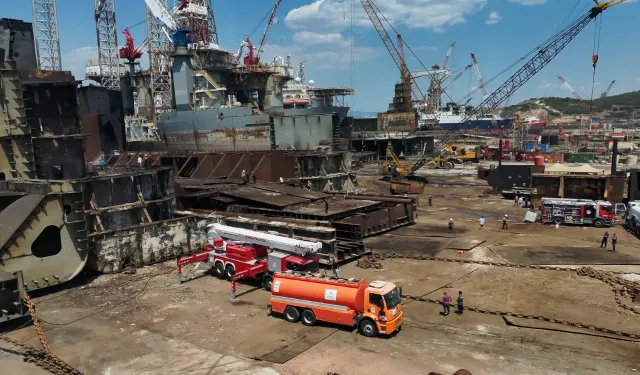 Aliağa Gemi Söküm Tesisleri’nde tanker yangını kontrol altına alındı