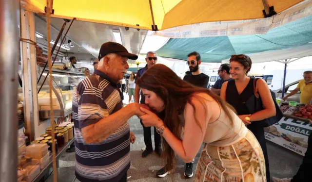 Çeşme Belediye Başkanı Denizli, Alaçatı Pazarı’nda esnafla buluştu