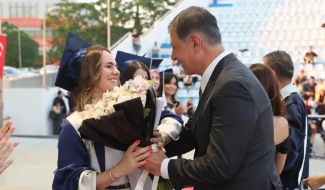 Başkan Tugay, eşinin mezuniyet sevincine ortak oldu