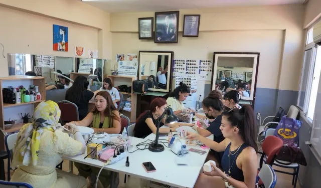 Bayraklı'da ücretsiz meslek kursları kadınlara istihdam kapısı açıyor