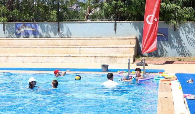 Büyükşehir'den otizmli çocuklara ücretsiz yüzme eğitimi