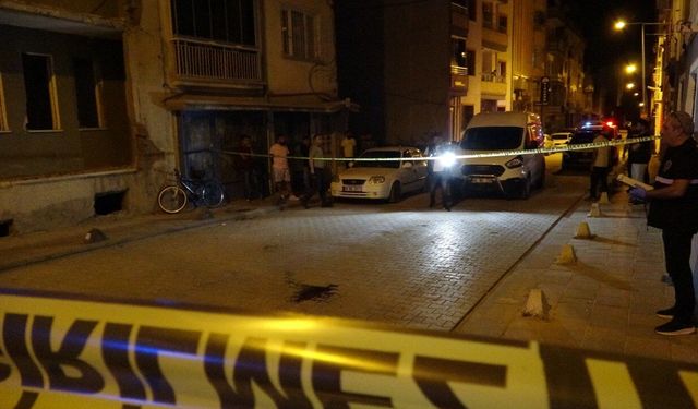 Ağır hasarlı binanın çatısından düşen 35 yaşındaki şahıs öldü