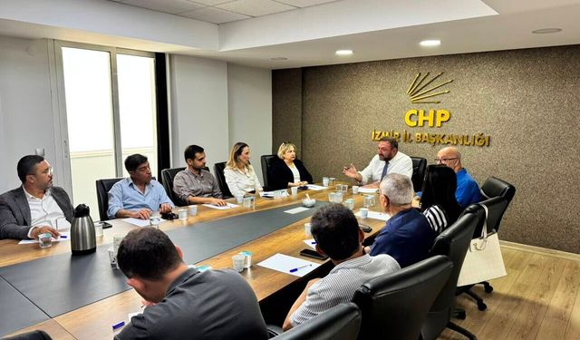 CHP İzmir'in yeni il yönetimi ilk toplantısını yaptı