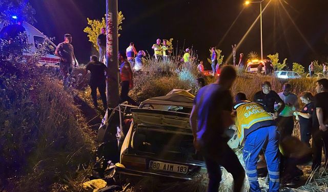 Elektrik direğine çarpan otomobilin sürücüsü olay yerinde öldü
