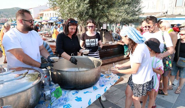 Foça'da aşure kazanları dayanışma için kaynadı