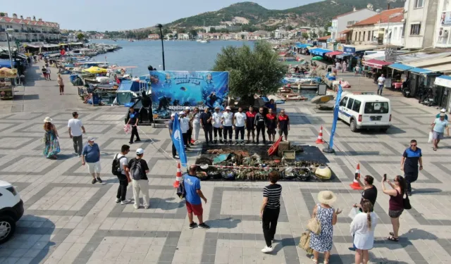 Foça'da deniz dibi temizliğinde çıkarılan atıklar meydanda sergileniyor