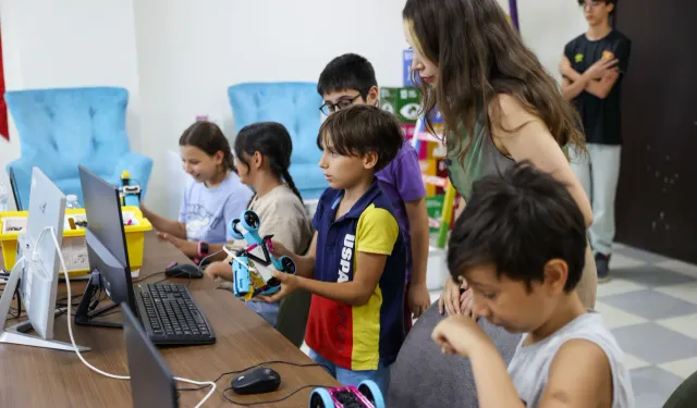 Buca’da çocuklar ücretsiz robotik kodlama eğitimi alıyor