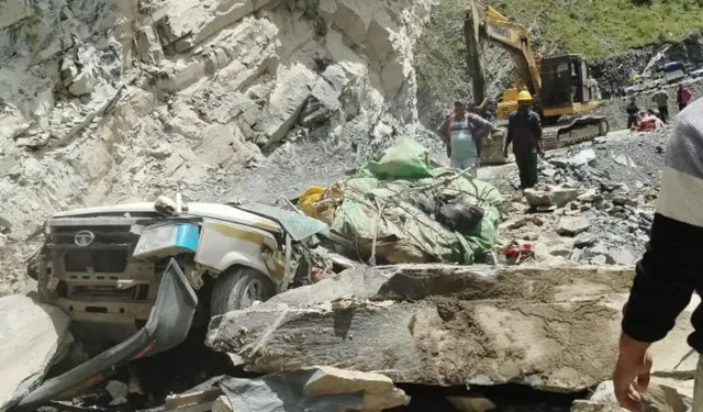 Hindistan'da dev kayalar taksiyi ezdi: 13 kişi hayatını kaybetti