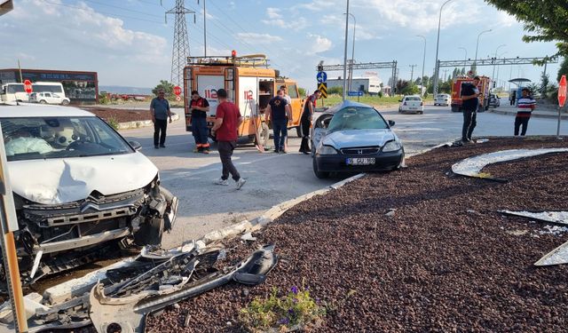 İki otomobil çarpıştı: Araçlar hurdaya döndü, yaralılar var!