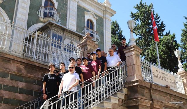 İzmir Bakırçay Üniversitesi'nden öğrencilere Kemeraltı gezisi