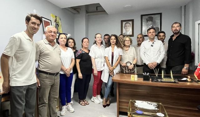 Bayındır'da CHP'den ayrılan belediye başkanı ve teşkilat Yeni Parti'ye katıldı