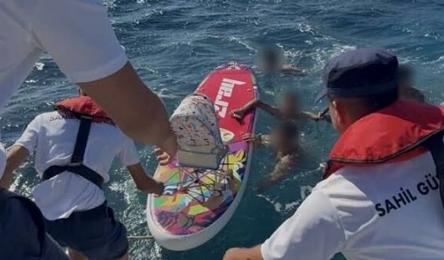 İzmir'de denizde sürüklenen 1'i bebek 5 kişi kurtarıldı