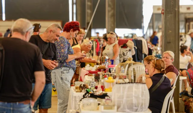 İzmir'de tezgahlar ikinci el eşyalar için kuruldu