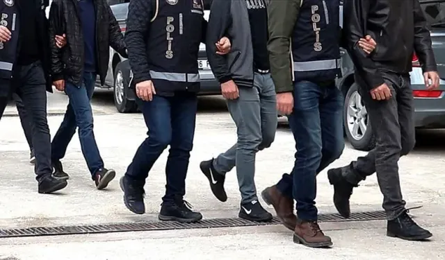İzmir'deki silahlı kavgaya ilişkin gözaltına alınan 3 şüpheli tutuklandı