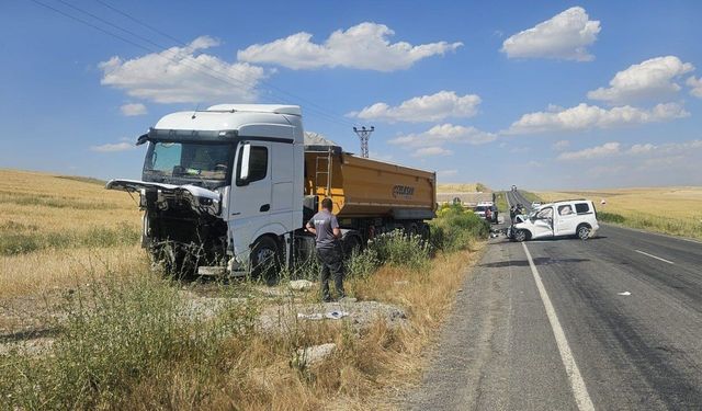 Kamyon ile kamyonet kafa kafaya çarpıştı: 13 yaşındaki çocuk ile sürücü öldü