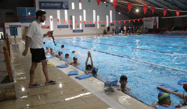 Karşıyaka Belediyesi Yüzme Havuzu her yaşa açık
