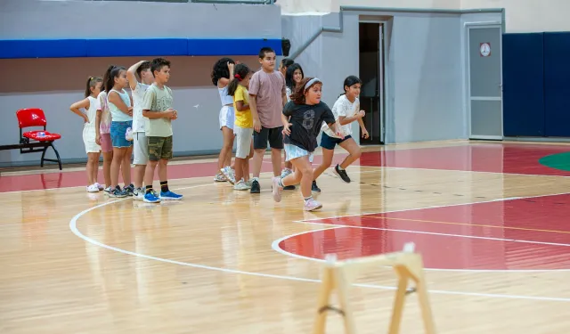 Karşıyakalı çocuklar yaz tatilinde oryantiring öğreniyor