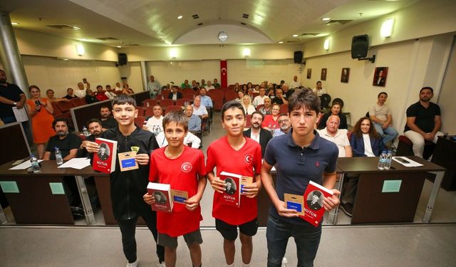 Karşıyaka'nın yıldızlarına Başkan Ünsal'dan ödül!
