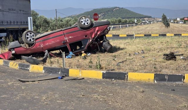 İzmir'de kavşakta kontrolden çıkan otomobil devrildi, sürücü yaralandı