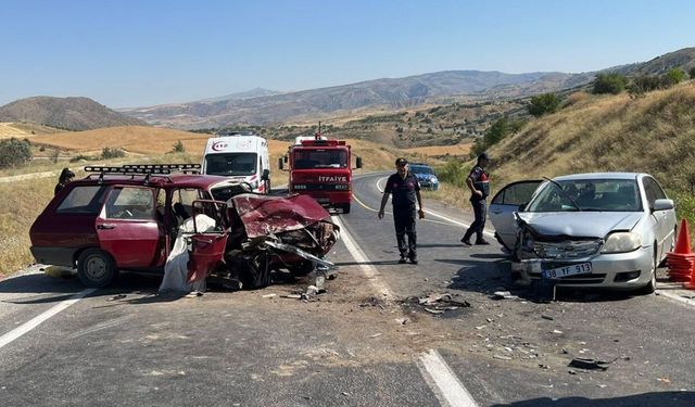 İki otomobilin çarpıştığı kazada 48 yaşındaki kadın olay yerinde öldü