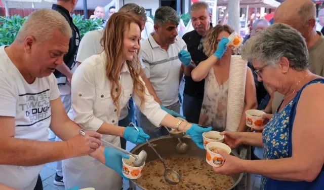 Konak’ta yaklaşık 10 bin kişiye aşure ikram edildi