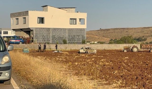 Kontrolden çıkan otomobil evin önünde oturanların arasına daldı: Ölü ve yaralılar var!