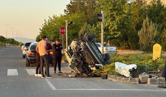 Korkutan kaza: Çarpışmanın şiddetiyle araç paramparça oldu!