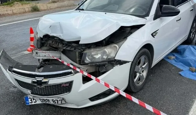 İzmir'de otomobille çarpışan motosikletin sürücüsü hastanede öldü