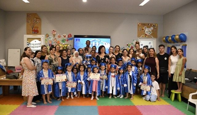 Kuşadası'nda minik öğrenciler mezuniyet coşkusu yaşadı