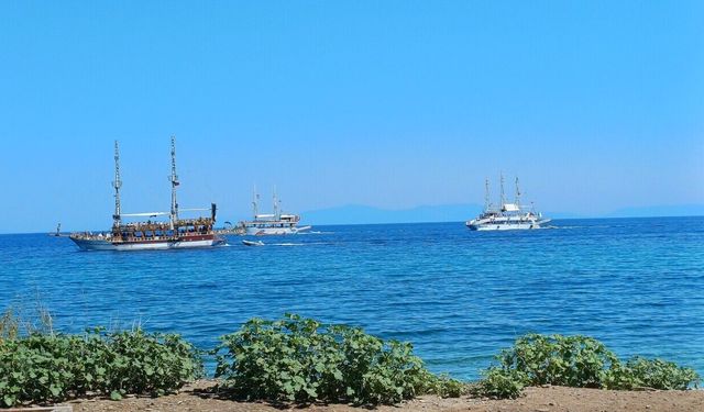 Kuşadası'nda tekne turlarına turist ilgisi arttı