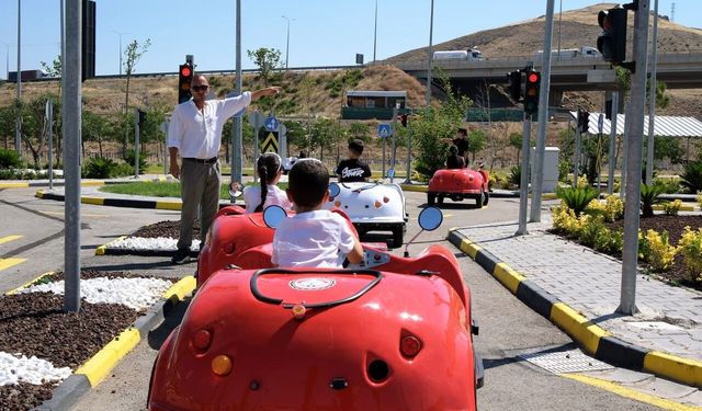 Menemen'deki Trafik Eğitim Parkuru çocuklardan yoğun ilgi görüyor