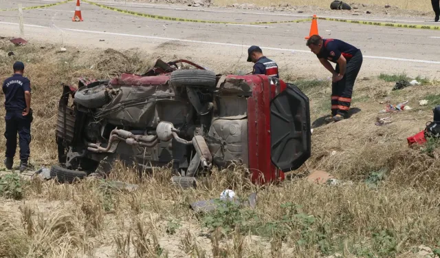 Otomobil ile hafif ticari araç çarpıştı: 3 ölü, 2'si ağır 4 yaralı