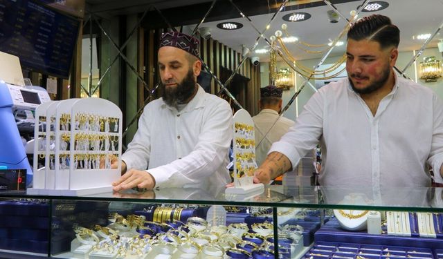 İzmir'de çöpe atılan 400 bin lira için 15 ton çöp arandı, para konteynerde bulundu