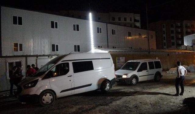 Şantiyede kalan işçiyi arkadaşları asılı halde buldu!