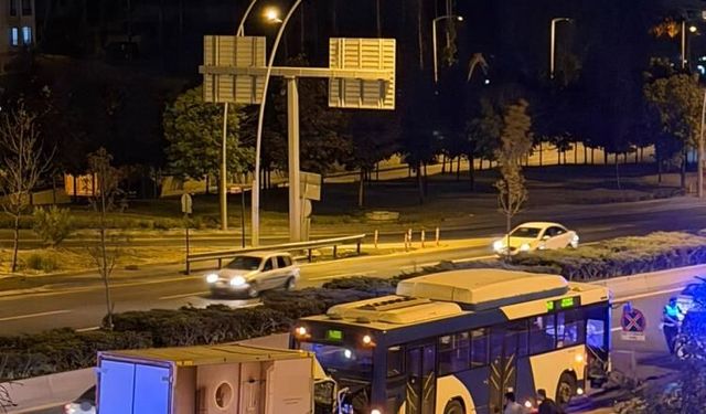 Toplu taşıma otobüsüne arkadan çarpan kamyonet hasar gördü