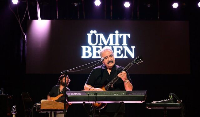 Ümit Besen, unutulmaz şarkılarını Didimliler için seslendirdi