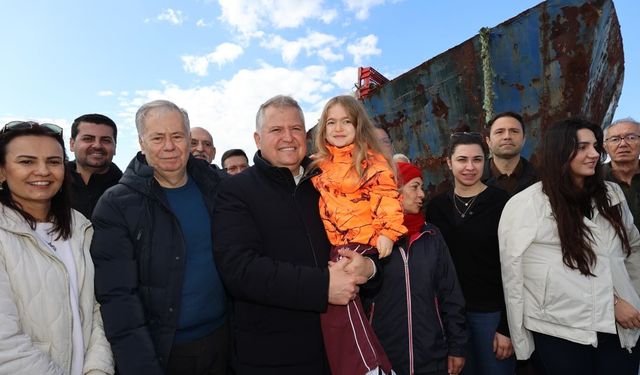 Urla Belediye Başkanı Balkan’ın hurda gemi isyanı: Artık yeter götürün şu gemiyi!